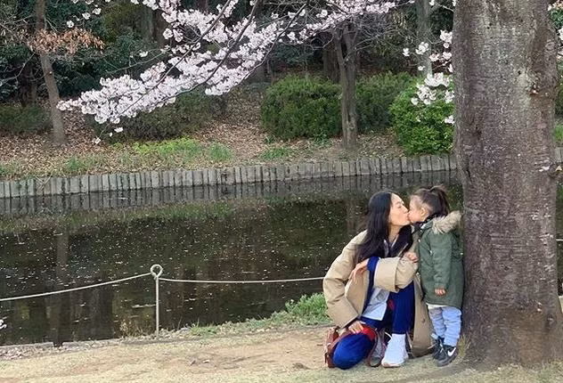 Tần Thư Bồi sinh năm 1990 tại Thượng Hải. Khởi nghiệp từ năm 2008, Tần Thư Bồi sớm có tên trong ngành thời trang Trung Quốc nhờ chiều cao lý tưởng 1,77 m và vóc dáng cân đối. Năm 2011, cô gia nhập công ty Hoa Nghị Huynh Đệ. Cùng thời điểm, Thư Bồi lọt Top những người mẫu sáng giá nhất Trung Quốc. Cô là một trong số ít những người mẫu đẳng cấp quốc tế của làng mốt Hoa ngữ. Tần Thư Bồi từng có dịp biểu diễn tại show Victoria"s Secret. Cuoc song lang le cua Tran Quan Hy ben vo sieu mau va con gai hinh anh 2