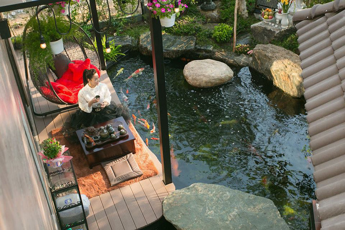 Ngắm biệt thự triệu đô bình yên với khu vườn rực rỡ sắc hoa cùng hồ cá Koi của Nhật Kim Anh giữa lòng Sài Gòn - Ảnh 7. Ngắm biệt thự triệu đô bình yên với khu vườn rực rỡ sắc hoa cùng hồ cá Koi của Nhật Kim Anh giữa lòng Sài Gòn - Ảnh 7.