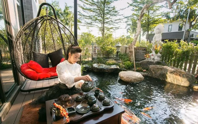 Ngắm biệt thự triệu đô với khu vườn rực rỡ sắc hoa của Nhật Kim Anh giữa lòng Sài Gòn