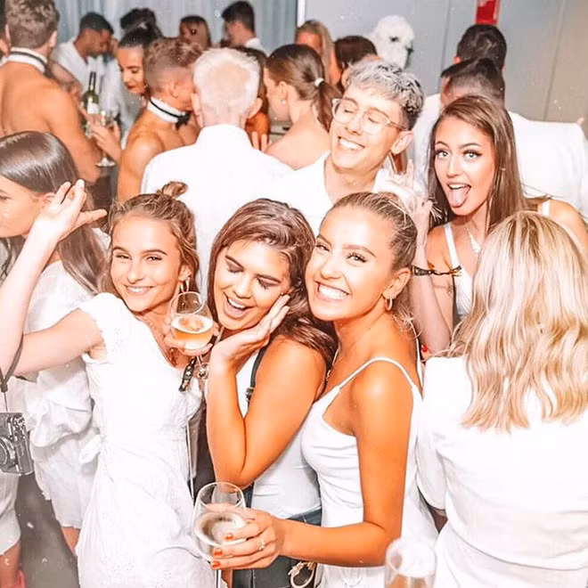 Chang trai gia sang chanh tren mang va cai ket ai cung phai tram tro hinh anh 4 