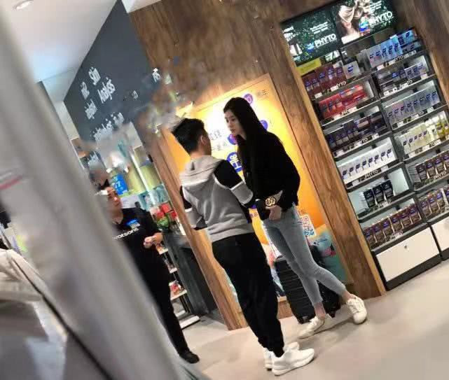 Sau chàng rể Harvard xịn, gia tộc trùm sòng bài Macau chuẩn bị có con dâu là chân dài Victorias Secret? - Ảnh 3. Sau chàng rể Harvard xịn, gia tộc trùm sòng bài Macau chuẩn bị có con dâu là chân dài Victorias Secret? - Ảnh 3.