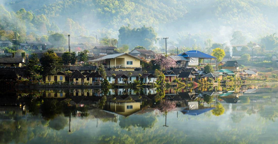 Thị trấn Pai, Thái Lan (6-7 triệu đồng/3 ngày, 2 đêm): Bangkok, Phuket hay Pattaya… là những cái tên quá đỗi quen thuộc với dân du lịch mỗi khi nhắc tới xứ chùa vàng. Liệu bạn có muốn đến một nơi yên bình, thơ mộng để tận hưởng những ngày nghỉ lễ hiếm hoi trong năm? Nếu câu trả lời là có thì thị trấn Pai xinh đẹp nằm ở phía Bắc Thái Lan, cách thành phố Chiang Mai 130 km, là lựa chọn lý tưởng cho bạn. Ảnh: Budget Your Trip. Chi 10 trieu dong, tu tin du lich nhung diem den nuoc ngoai duoi day hinh anh 1