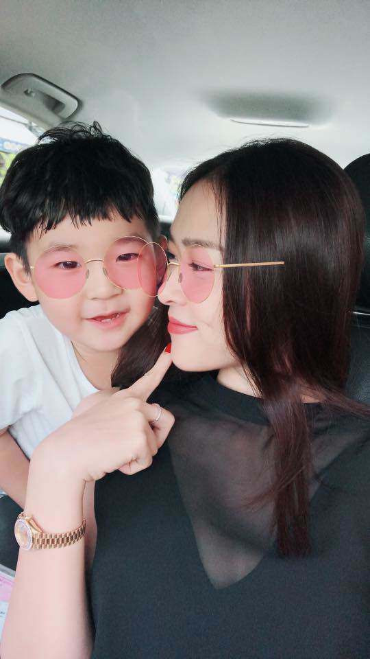 Cuộc sống làm mẹ đơn thân ít ai ngờ của mỹ nhân Việt lấy chồng giàu có năm 19 tuổi ảnh 3 cuoc song lam me don than day bat ngo cua my nhan viet lay chong giau co nam 19 tuoi - 3