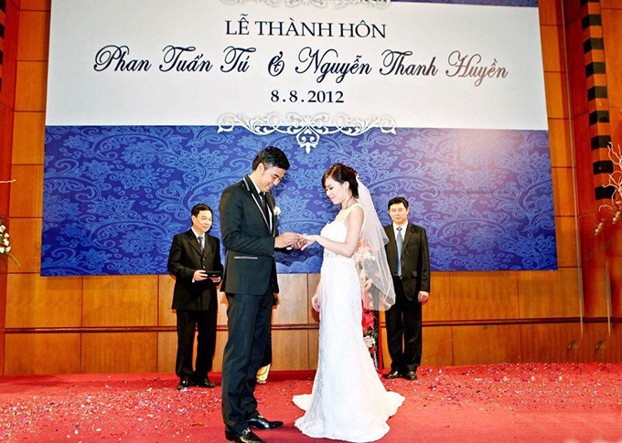 Tuấn Tú kết hôn với bà xã Thanh Huyền tháng 8/2012. Tuấn Tú kết hôn với bà xã Thanh Huyền tháng 8/2012.