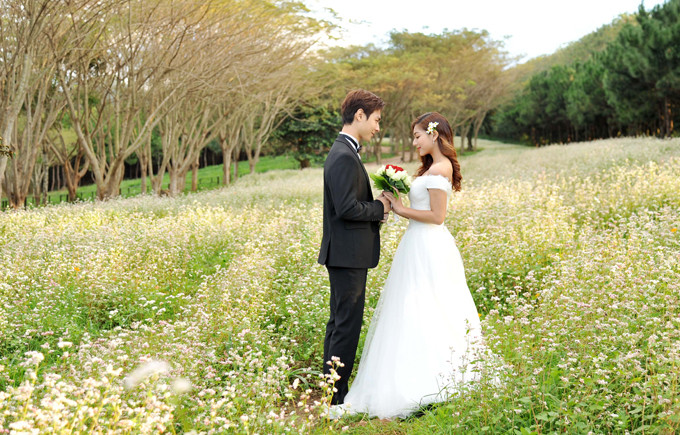 [Caption] 4. Được mọi người biết đến là may mắn với Kat, nhưng ở hiện tại em đang phát triển con đường sự nghiệp riêng của mình , và mong sau này mọi sự cố gắng sẽ được khán giả đón nhận với vai trò diễn viên hơn là hình ảnh con gái của chưởng môn phái Vịnh Xuân. 5. Kat chưa bao giờ phải đối mặt với những lời mời khiếm nhã. Bản thân em có giá trị của riêng mình để có đủ sự tỉnh táo nếu đứng trước những trường hợp tương tự. 6. Em không có ý kiến gì về quyết định và sự lựa chọn của 1 cá nhân về việc đổi tình lấy vai diễn. Riêng bản thân em đang là diễn viên trẻ muốn thử sức bằng chính khả năng của mình vì thế em muốn lấy thực lực của bản thân đổi lấy vai diễn. Nếu dựa vào những yếu tố khác thì đó sẽ khó là con đường sự nghiệp dài và bền vững.