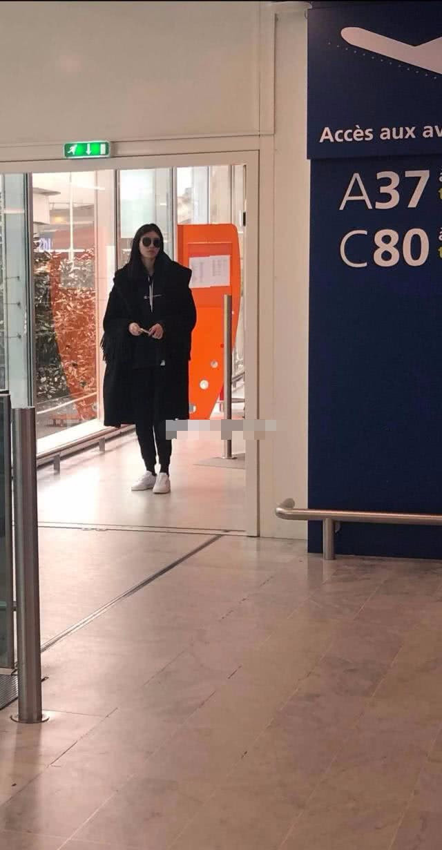 Sau chàng rể Harvard xịn, gia tộc trùm sòng bài Macau chuẩn bị có con dâu là chân dài Victorias Secret? - Ảnh 7. Sau chàng rể Harvard xịn, gia tộc trùm sòng bài Macau chuẩn bị có con dâu là chân dài Victorias Secret? - Ảnh 7.