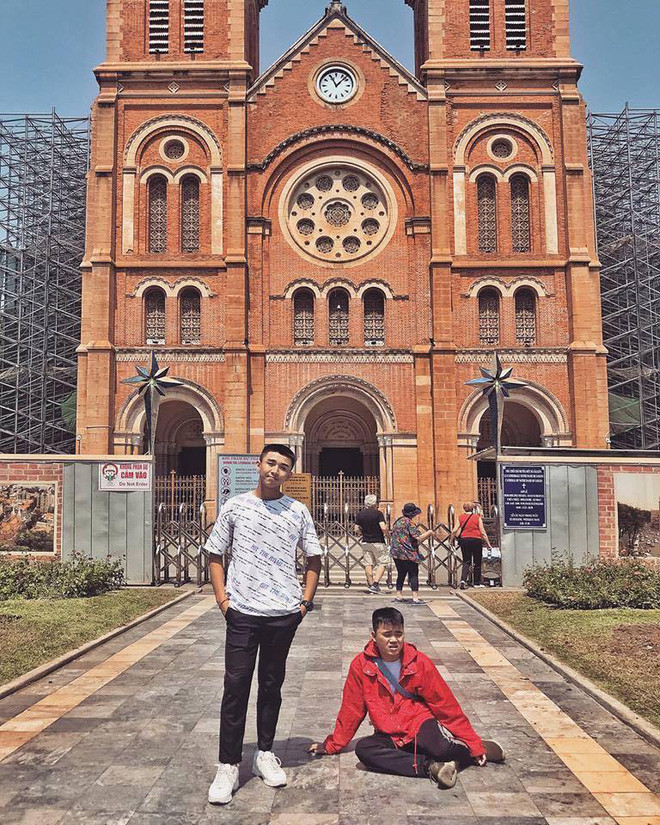 Bộ ảnh du lịch Sài Gòn gây “sốt” trên MXH, biểu cảm đối lập của 2 nhân vật chính mới gây thích thú ảnh 4 Bộ ảnh du lịch Sài Gòn gây “sốt” trên MXH, biểu cảm đối lập của 2 nhân vật chính mới gây thích thú ảnh 4