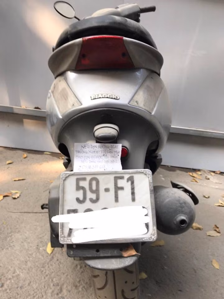 Rớt nước mắt mẩu giấy nhỏ của người cha dán trên chiếc xe máy phủi bụi, cả cuộc đời chỉ sống để che chở cho con