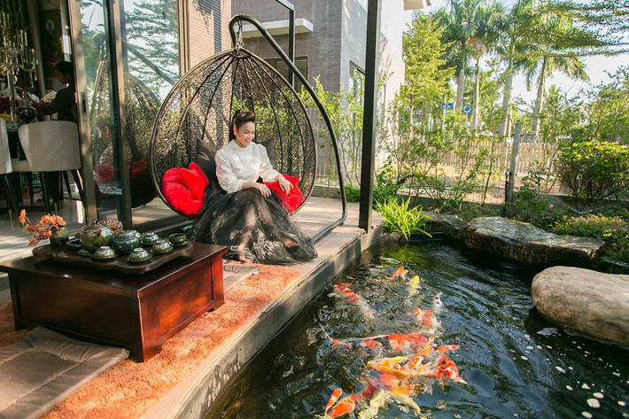 Ngắm biệt thự triệu đô bình yên với khu vườn rực rỡ sắc hoa cùng hồ cá Koi của Nhật Kim Anh giữa lòng Sài Gòn - Ảnh 6. Ngắm biệt thự triệu đô bình yên với khu vườn rực rỡ sắc hoa cùng hồ cá Koi của Nhật Kim Anh giữa lòng Sài Gòn - Ảnh 6.