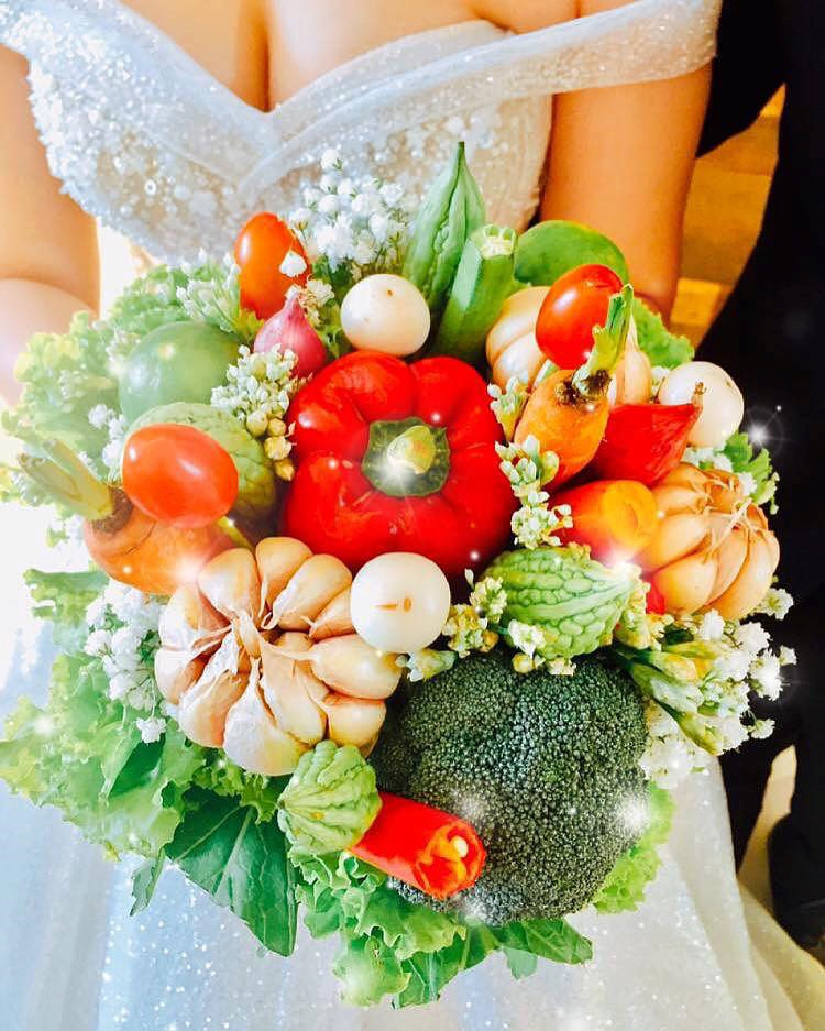 Người trẻ thích thú với hoa gói bằng lá chuối - ảnh 1