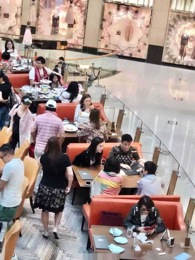 Sau chàng rể Harvard xịn, gia tộc trùm sòng bài Macau chuẩn bị có con dâu là chân dài Victorias Secret? - Ảnh 1. Sau chàng rể Harvard xịn, gia tộc trùm sòng bài Macau chuẩn bị có con dâu là chân dài Victorias Secret? - Ảnh 1.