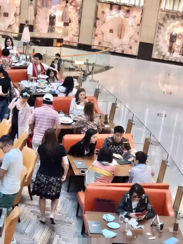 Sau chàng rể Harvard xịn, gia tộc trùm sòng bài Macau chuẩn bị có con dâu là chân dài Victorias Secret? - Ảnh 1.