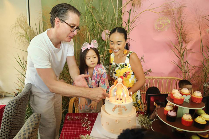 Tiệc sinh nhật của bé Sol được Đoan Trang và ông xã ngoại quốc tổ chức hoành tráng. Cả hai mời gia đình, người thân và bạn bè của bé Sol đến chung vui. Vợ chồng Đoan Trang mở tiệc mừng con gái tròn 5 tuổi - 4