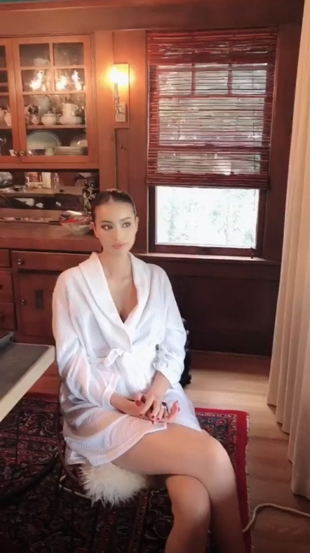 Cận cảnh gương mặt lạ đến mức không nhận ra của Phạm Hương ảnh 1 Phạm Hương tiếp tục khiến dân tình hoang mang vì gương mặt lạ đến mức không nhận ra-3