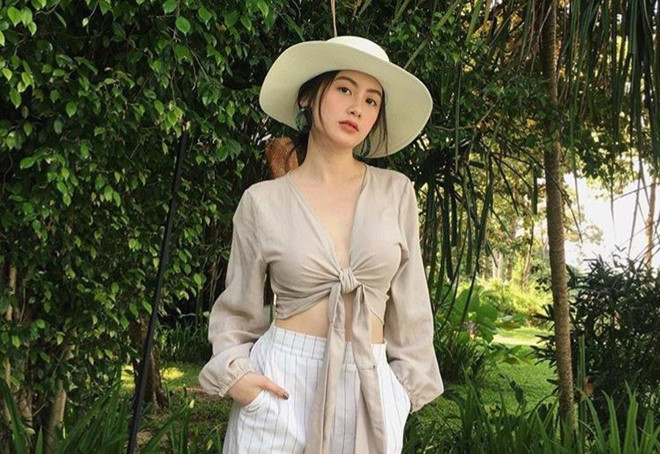 Chichi (tên thật là Phoiphailin Sivilay, sinh năm 1997) là gương mặt quen thuộc của giới trẻ Lào, Việt. Trang cá nhân của Chichi nhận được hơn 400.000 lượt theo dõi từ cư dân mạng Dan hot girl xinh dep va sang chanh toan Hoa hau, nguoi mau cua Lao hinh anh 6