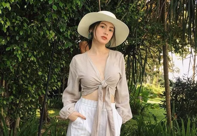 Chichi (tên thật là Phoiphailin Sivilay, sinh năm 1997) là gương mặt quen thuộc của giới trẻ Lào, Việt. Trang cá nhân của Chichi nhận được hơn 400.000 lượt theo dõi từ cư dân mạng Dan hot girl xinh dep va sang chanh toan Hoa hau, nguoi mau cua Lao hinh anh 6