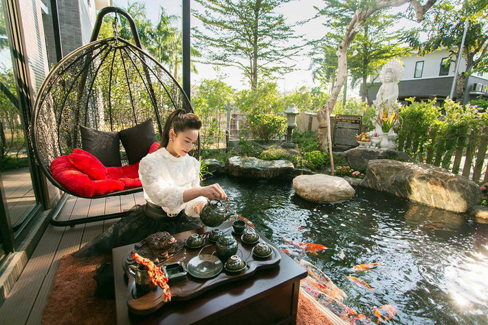 Ngắm biệt thự triệu đô bình yên với khu vườn rực rỡ sắc hoa cùng hồ cá Koi của Nhật Kim Anh giữa lòng Sài Gòn - Ảnh 3. Ngắm biệt thự triệu đô bình yên với khu vườn rực rỡ sắc hoa cùng hồ cá Koi của Nhật Kim Anh giữa lòng Sài Gòn - Ảnh 3.