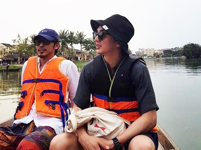 Yoo Seung Ho và bạn thân cũng không quên ghi lại hình ảnh giản dị khi ngồi thuyền dạo quanh sông Thu Bồn. Những hình ảnh cặp diễn viên Hàn Quốc đăng tải trên trang cá nhân khiến nhiều fan Việt không khỏi vui sướng khi những hình ảnh của Việt Nam lan tỏa đến bạn bè quốc tế. Ảnh: K_seokyung. Hoc cach