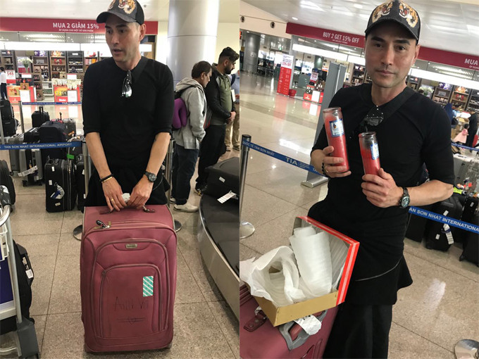 Hồng Vân ôm chặt di ảnh Anh Vũ ở sân bay ảnh 1 Leon Vũ mang toàn bộ vali (trái) của Anh Vũ về Việt Nam. Trên tay anh là chân nến (phải)được thắp trong lễ viếng ở Mỹ, nay được đưa về Việt Nam để tiếp tục thắp trong lễ tang chính thức.