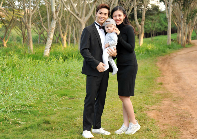 Jay Quân mớicó buổi chụp ảnh cướiminh họa cho MV "Khi anh quay đi" -nhạc phim "Lật mặt: Nhà có khách". Chúng Huyền Thanh tỏ ra thích thú khi có dịp chứng kiến chồng diễn tình tứ với cô gái khác. Jay Quân mớicó buổi chụp ảnh cưới để minh họa cho MV Khi anh quay đi -nhạc phim Lật mặt: Nhà có khách. Chúng Huyền Thanh tỏ ra thích thú khi có dịp chứng kiến chồng diễn tình tứ với cô gái khác.