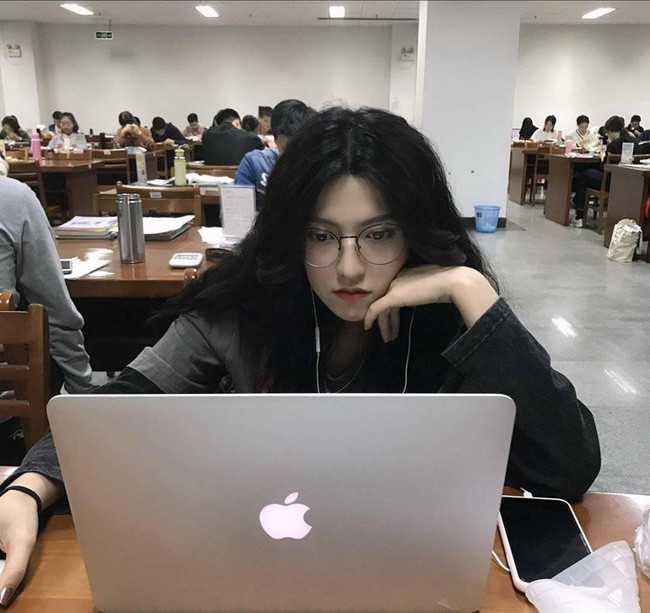 Nữ du học sinh Việt đang được truy lùng info nhiều nhất hôm nay: Nhan sắc như idol Hàn Quốc lại hao hao một Á hậu Việt Nam - Ảnh 1. Nữ du học sinh Việt đang được truy lùng info nhiều nhất hôm nay: Nhan sắc như idol Hàn Quốc lại hao hao một Á hậu Việt Nam - Ảnh 1.