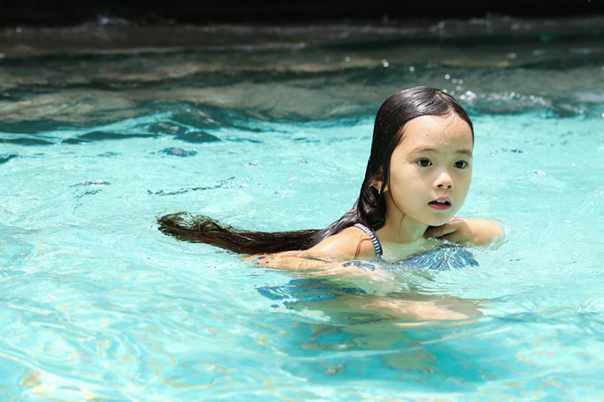 Trong tiệc sinh nhật, không chỉ được thổi nến mừng tuổi mới, bé Sol còn thỏa thích vui đùa và bơi lội cùng bạn bè. Vợ chồng Đoan Trang mở tiệc mừng con gái tròn 5 tuổi - 5