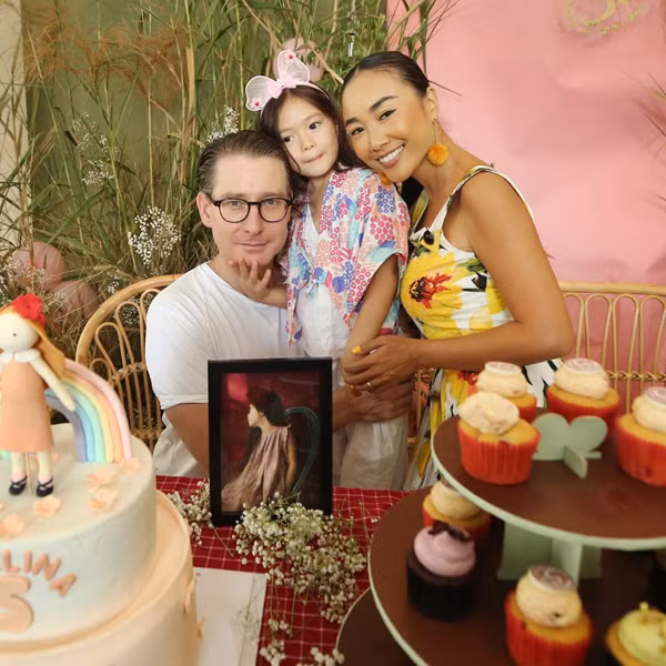 Đoan Trang giải thích về việc nói dối có bầu: "Nhìn bao người mắc lưới cá của mình, nửa đêm ngồi cười khúc khích khoái chí, nhưng lại cảm thấy quá tội lỗi, vì nhận ra mình có biết bao người thương mến, hỏi han, vui mừng cho mình.Mà như vậy là mình đang giỡn với lòng tin và sự quan tâm của mọi người dành cho mình, nên thôi cho em nó xin lỗi nha cả nhà. Còn cái chuyện Sol làm chị Hai thì để tương lai xem sao các cô chú ơi! Hiện tại ba mẹ Sol ham việc quá, chắc cứ để trời tính giùm! Cơ mà một bà socola và một bà socola sữa cũng đã mệt lắm rồi, thêm bà ca cao nóng hay đá gì đi nữa thì cũng tội nghiệp ông Johan Wicklundnhà em lắm". Vợ chồng Đoan Trang mở tiệc mừng con gái tròn 5 tuổi - 1