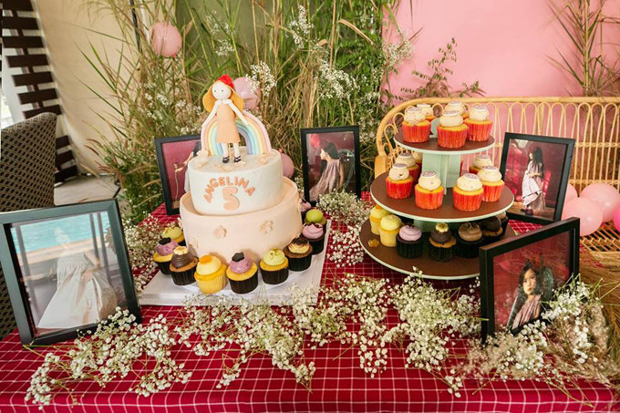 Cặp đôi trang trí bữa tiệc theo phong cách gần gũi với thiên nhiên. Nhiều bức ảnh của bé Sol được trưng bày để mọi người cùng ngắm sự trưởng thành của nàng công chúa. Vợ chồng Đoan Trang mở tiệc mừng con gái tròn 5 tuổi