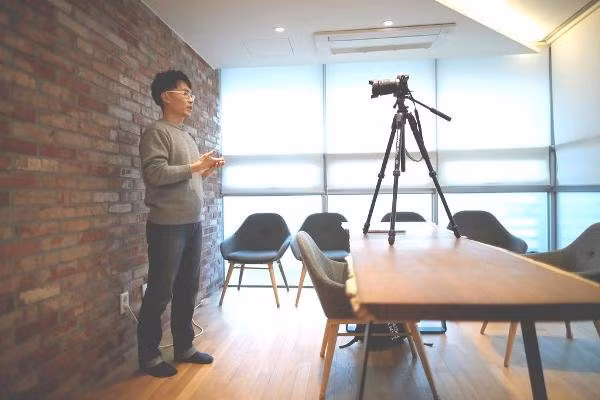 Yoon Chang-hyun đang quay một clip để đăng trên kênh YouTube của anh. Ảnh: Reuters 