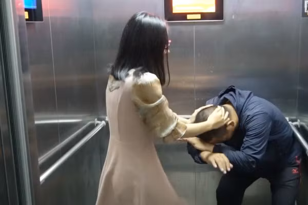 Những cách phòng vệ cho chị em phụ nữ khi đi thang máy một mình không may gặp biến thái