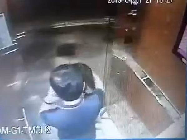 Những cách phòng vệ cho chị em phụ nữ khi đi thang máy một mình không may gặp biến thái