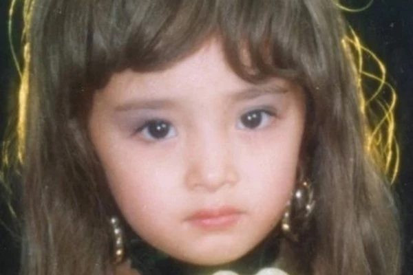 Hé lộ hình ảnh thời trẻ của Dương Mịch, dân mạng không ngớt lời khen ảnh 3 Hé lộ hình ảnh thời trẻ của Dương Mịch: Thân thiết với Thành Long, gương mặt nhỏ hơn cả Lưu Diệc Phi