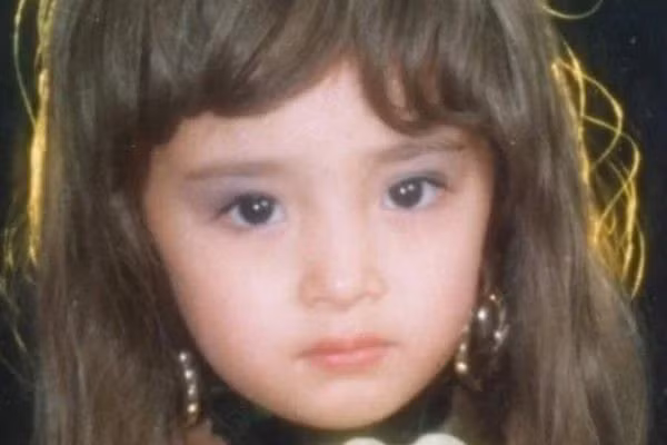 Hé lộ hình ảnh thời trẻ của Dương Mịch: Thân thiết với Thành Long, gương mặt nhỏ hơn cả Lưu Diệc Phi