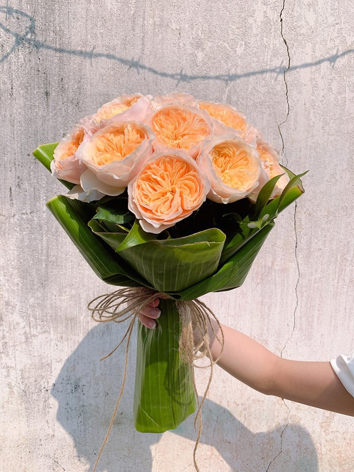 Người trẻ thích thú với hoa gói bằng lá chuối - ảnh 3