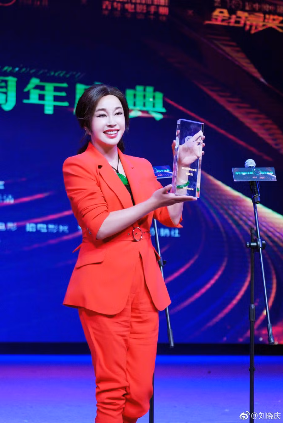 Ngã ngửa nhan sắc đời thực khác xa ảnh chỉnh sửa của Võ Mỵ Nương Lưu Hiểu Khánh: Đầy di chứng thẩm mỹ! - Ảnh 1.