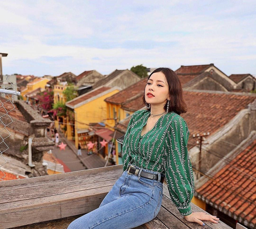 Cũng tại quán cà phê trên cao, bắt trọn cảnh phố cổ Hội An, Chi Pu đã ghi lại bức hình hút hơn 65.000 lượt thích trên trang cá nhân. Chẳng cần qua nhiều lớp chỉnh sửa, khung cảnh đẹp sẵn của Hội An, thêm chút nắng là đủ để bạn có được bức hình "sống ảo" đẹp chẳng kém hot girl. Ảnh: Chipupu. Hoc cach