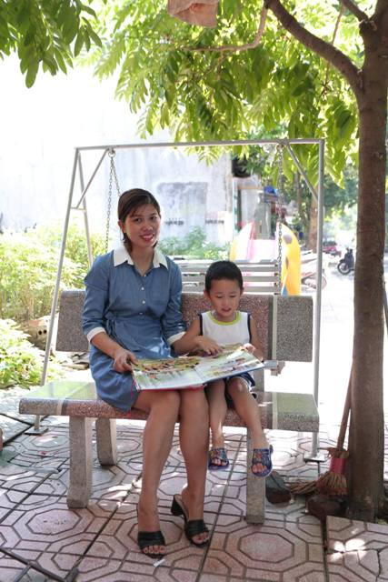 Cô Hà cùng học sinh của mình tại Trung tâm Cô Hà cùng học sinh của mình tại Trung tâm