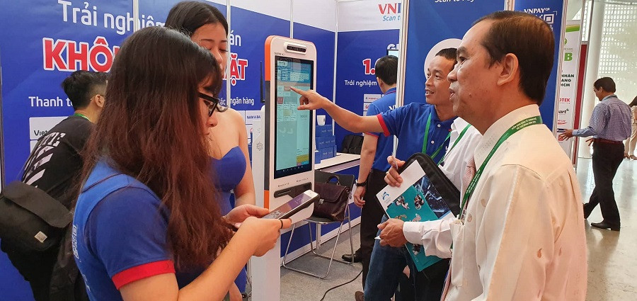 Đại biểu tham quan tại một gian hàng triển lãm bên lề diễn đàn