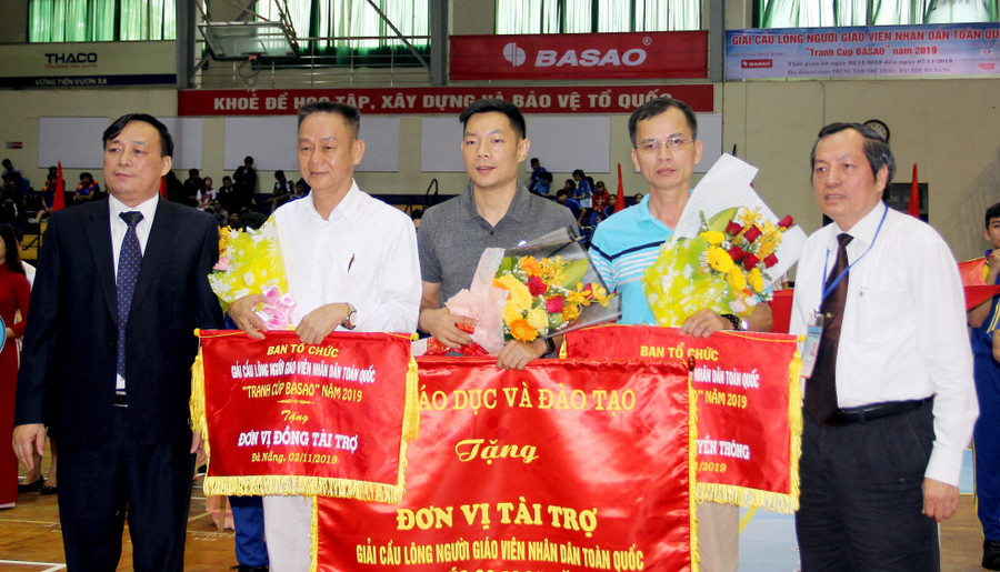 Ban tổ chức tặng cờ cho các đơn vị tài trợ