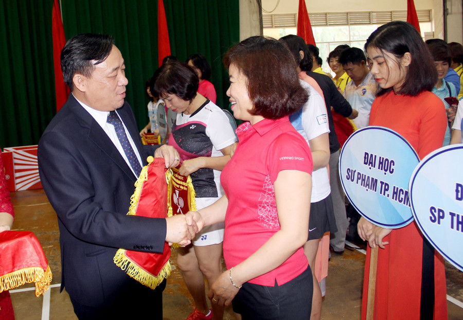 Ông Trần Văn Lam – Phó Vụ trưởng Vụ Giáo dục thể chất trao cờ lưu niệm cho các đội