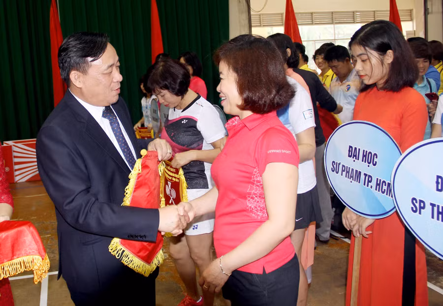 Ông Trần Văn Lam – Phó Vụ trưởng Vụ Giáo dục thể chất trao cờ lưu niệm cho các đội