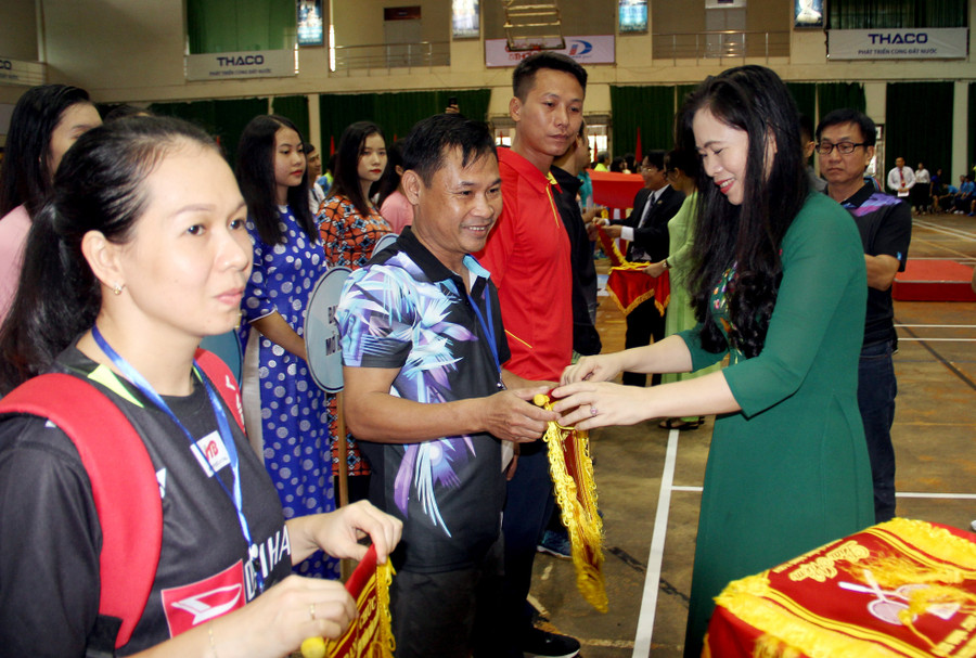 Bà Nguyễn Thị Bích Hợp - Phó Chủ tịch Công đoàn Giáo dục Việt Nam tặng cờ lưu niệm cho các đoàn về dự giải
