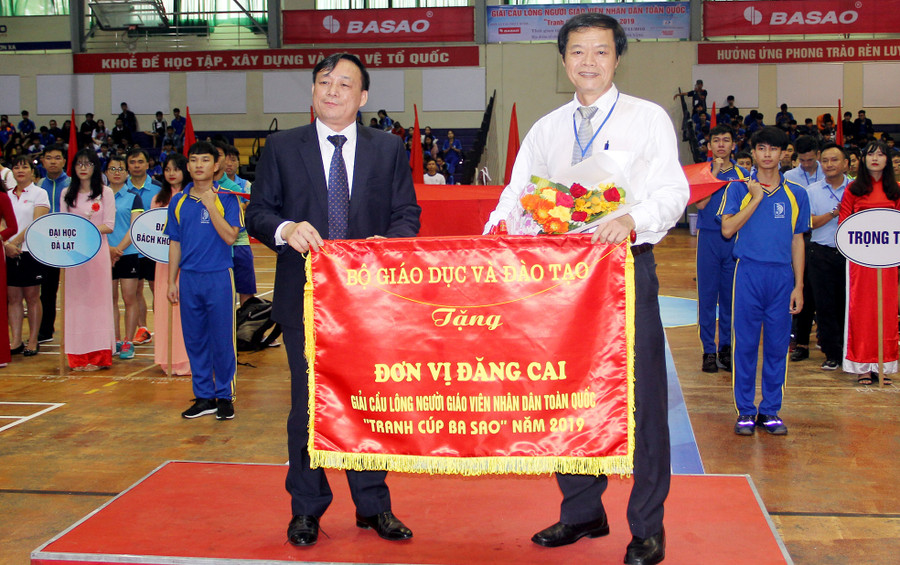 Ông Trần Văn Lam – Phó Vụ trưởng Vụ Giáo dục thể chất (Bộ GD&ĐT) tặng cờ cho đơn vị đăng cai