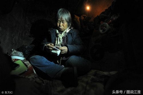 Người nhà không đi tìm, bà Mã cũng không muốn quay về. "Tôi thà chọn ở dưới ống cống này còn hơn là quay về, vì nếu bây giờ về tôi vẫn sẽ tiếp tục bị đánh". bà Mã nói. Người nhà không đi tìm, bà Mã cũng không muốn quay về. Tôi thà chọn ở dưới ống cống này còn hơn là quay về, vì nếu bây giờ về tôi vẫn sẽ tiếp tục bị đánh. bà Mã nói.