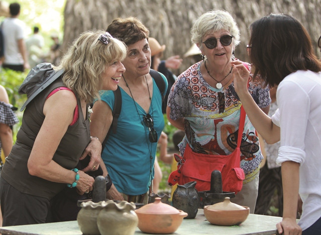 Người chơi gốm Bàu Trúc cũng phải hiểu văn hóa của gốm Bàu Trúc. Mỗi sản phẩm có quy định về cách bày riêng để hợp phong thủy chứ không phải thích bày ở đâu thì bày. Phù điêu, tượng thường nên bày ở góc nhà, ở vườn để có tác dụng trừ hung, trấn an