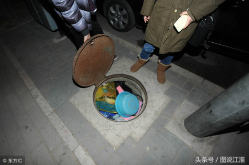 Bà Mã nói rằng, chỗ ở này cũng không hẳn là an toàn, vì thi thoảng vẫn có nhân viên an ninh đô thị kiểm tra nên đồ dùng sinh hoạt cần thiết bà giấu ở cống gần đó. Mỗi lần có người đến, bà lại gói đồ chuyển đi. Trong hai thập kỷ, bà đã di chuyển đi lại 10 lần quanh những chiếc cống. Bà Mã nói rằng, chỗ ở này cũng không hẳn là an toàn, vì thi thoảng vẫn có nhân viên an ninh đô thị kiểm tra nên đồ dùng sinh hoạt cần thiết bà giấu ở cống gần đó. Mỗi lần có người đến, bà lại gói đồ chuyển đi. Trong hai thập kỷ, bà đã di chuyển đi lại 10 lần quanh những chiếc cống.