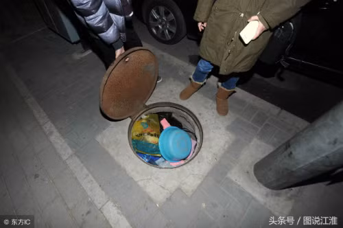 Bà Mã nói rằng, chỗ ở này cũng không hẳn là an toàn, vì thi thoảng vẫn có nhân viên an ninh đô thị kiểm tra nên đồ dùng sinh hoạt cần thiết bà giấu ở cống gần đó. Mỗi lần có người đến, bà lại gói đồ chuyển đi. Trong hai thập kỷ, bà đã di chuyển đi lại 10 lần quanh những chiếc cống.