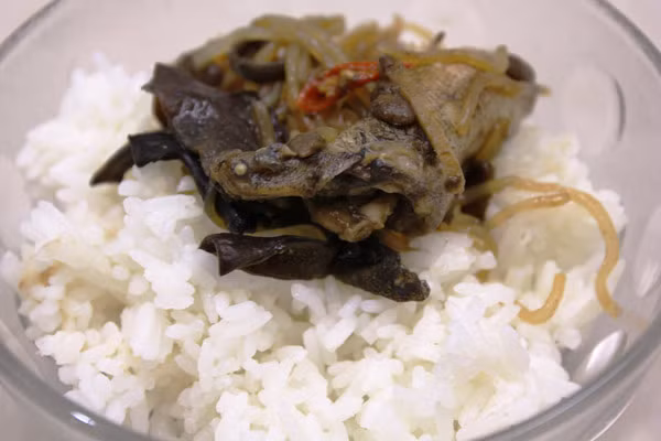 Cá bống dừa chưng tương ăn với cơm nguội