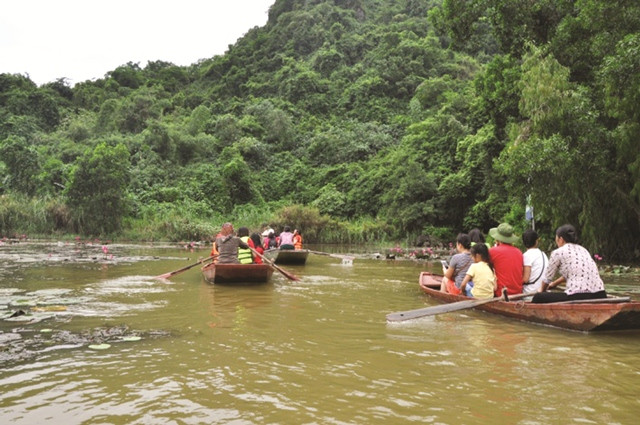 Lênh đênh trên sông nước
