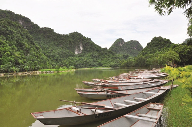 Con đò nằm chờ khách